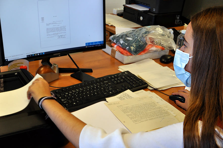 Carmen escanea documentos para el archivo del santuario