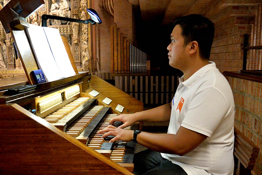 John Mark toca el gran órgano del santuario