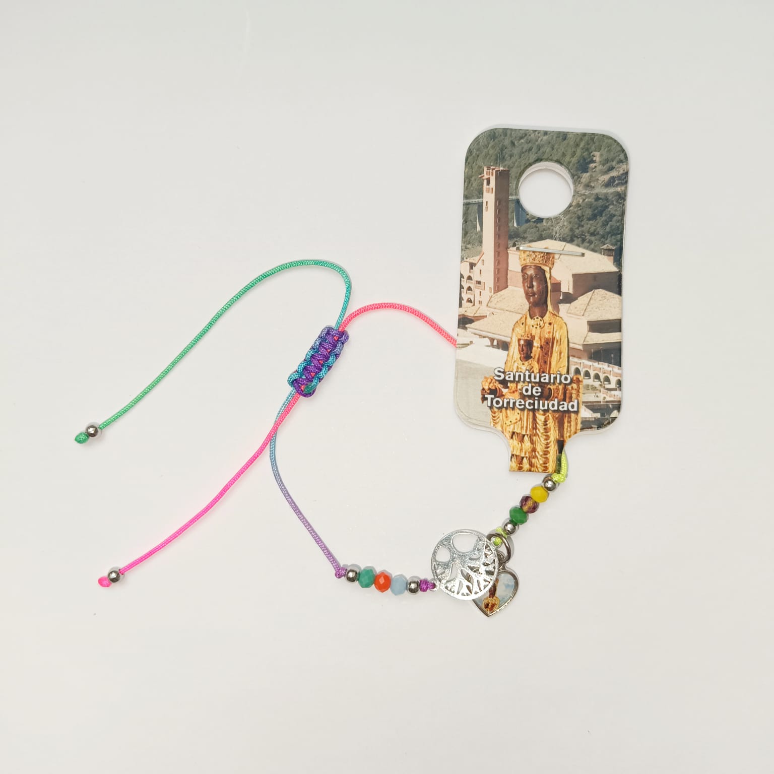 Pulsera hilos de colores con imagen de la Virgen de Torreciudad