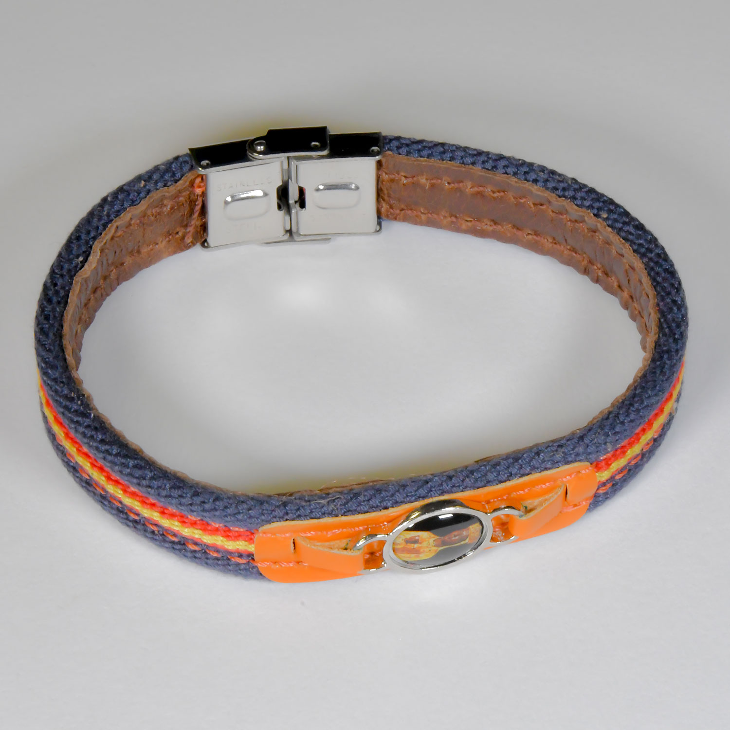 Pulsera piel con líneas de colores e imagen de la Virgen de Torreciudad