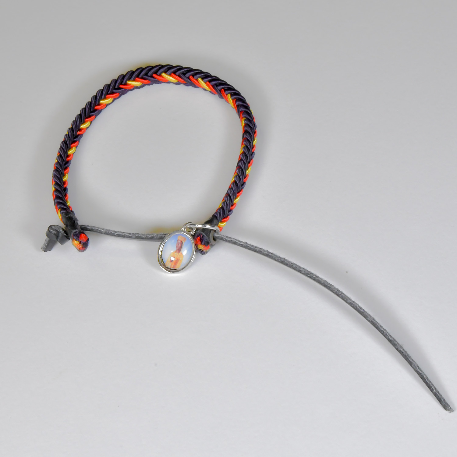 Pulsera hilo bandera con medallita de la Virgen