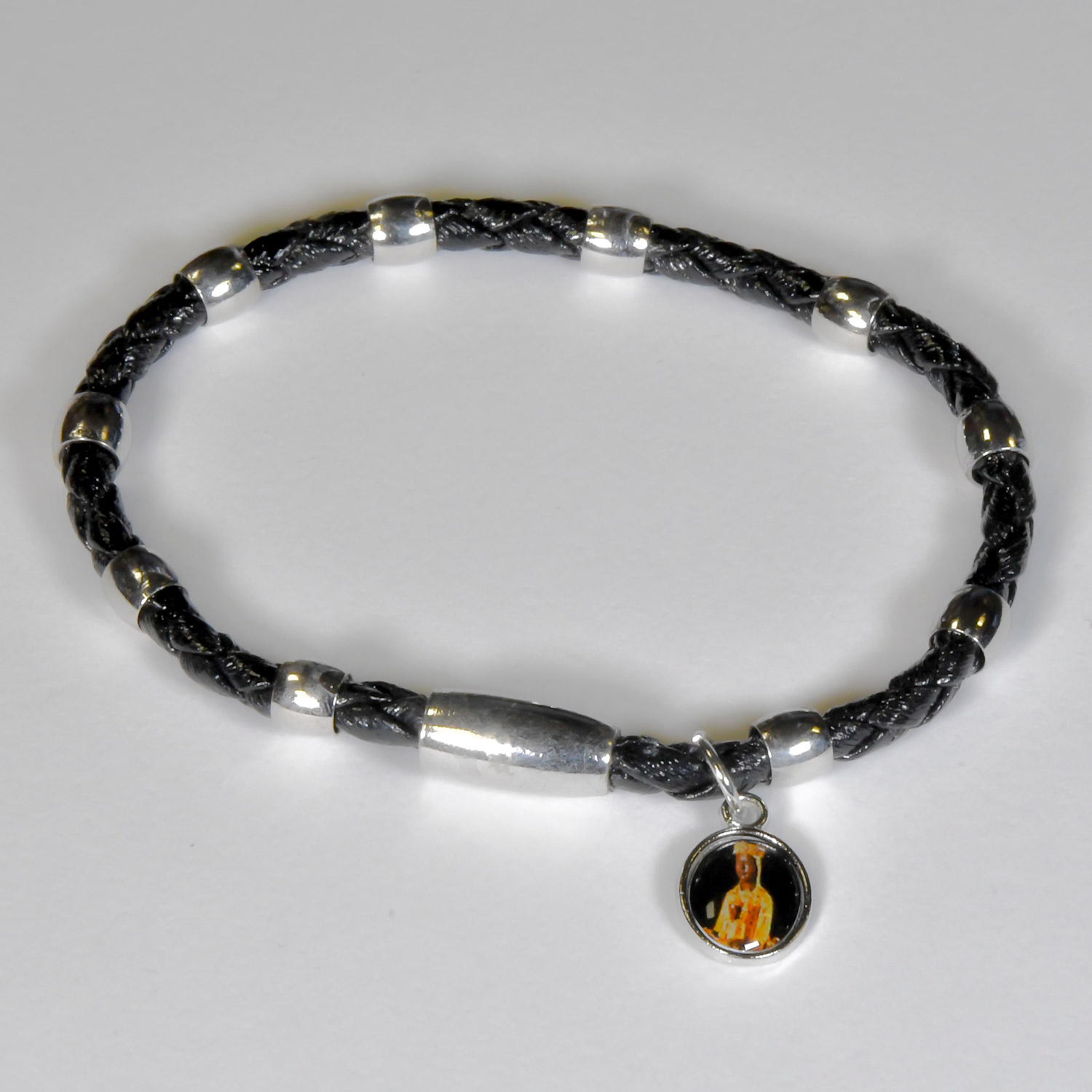 Pulsera rosario en piel (colores surtidos) con imagen de la Virgen de Torreciudad.